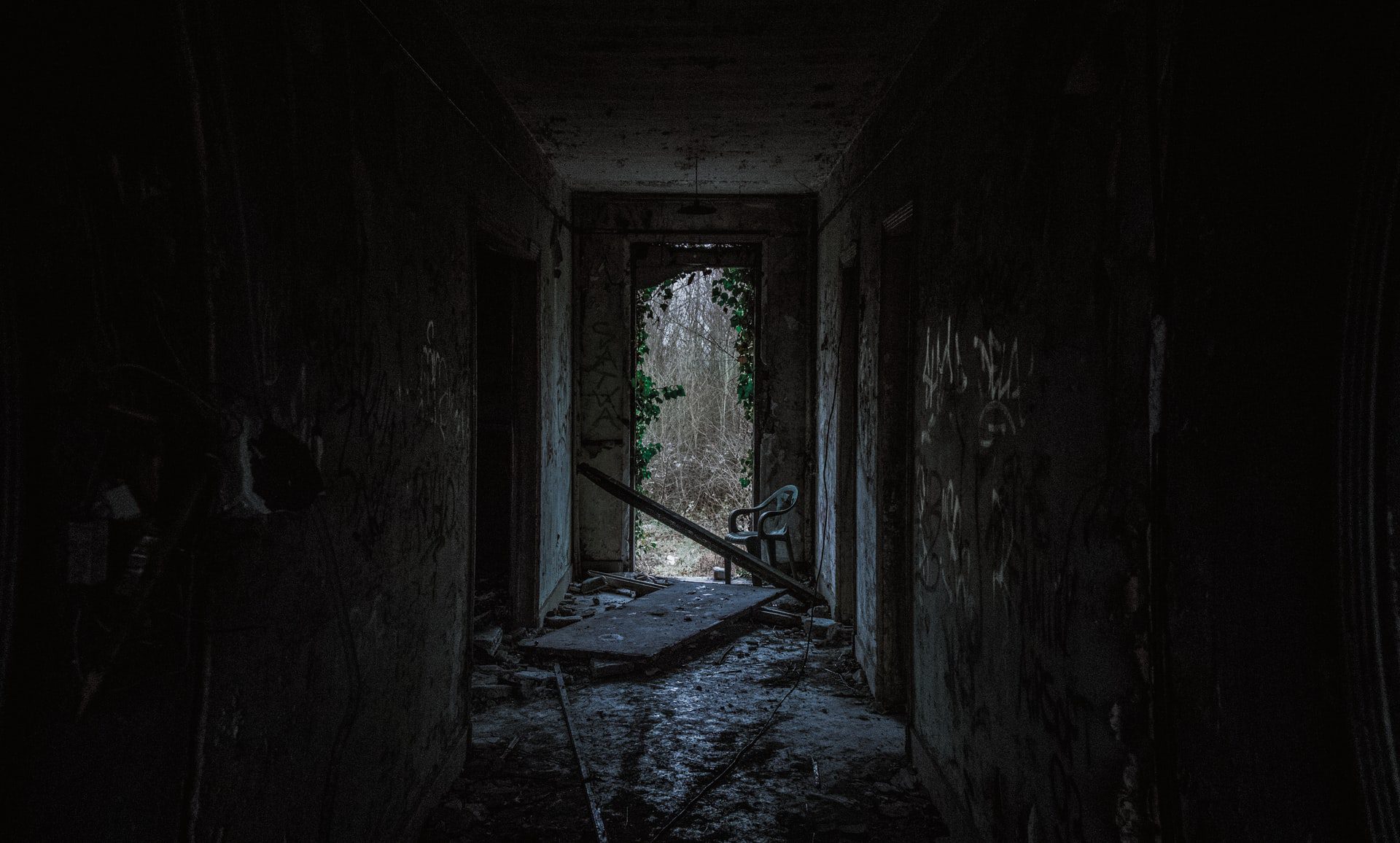 Setting up great Horror Fiction - Photo by Gwendal Cottin on Unsplash