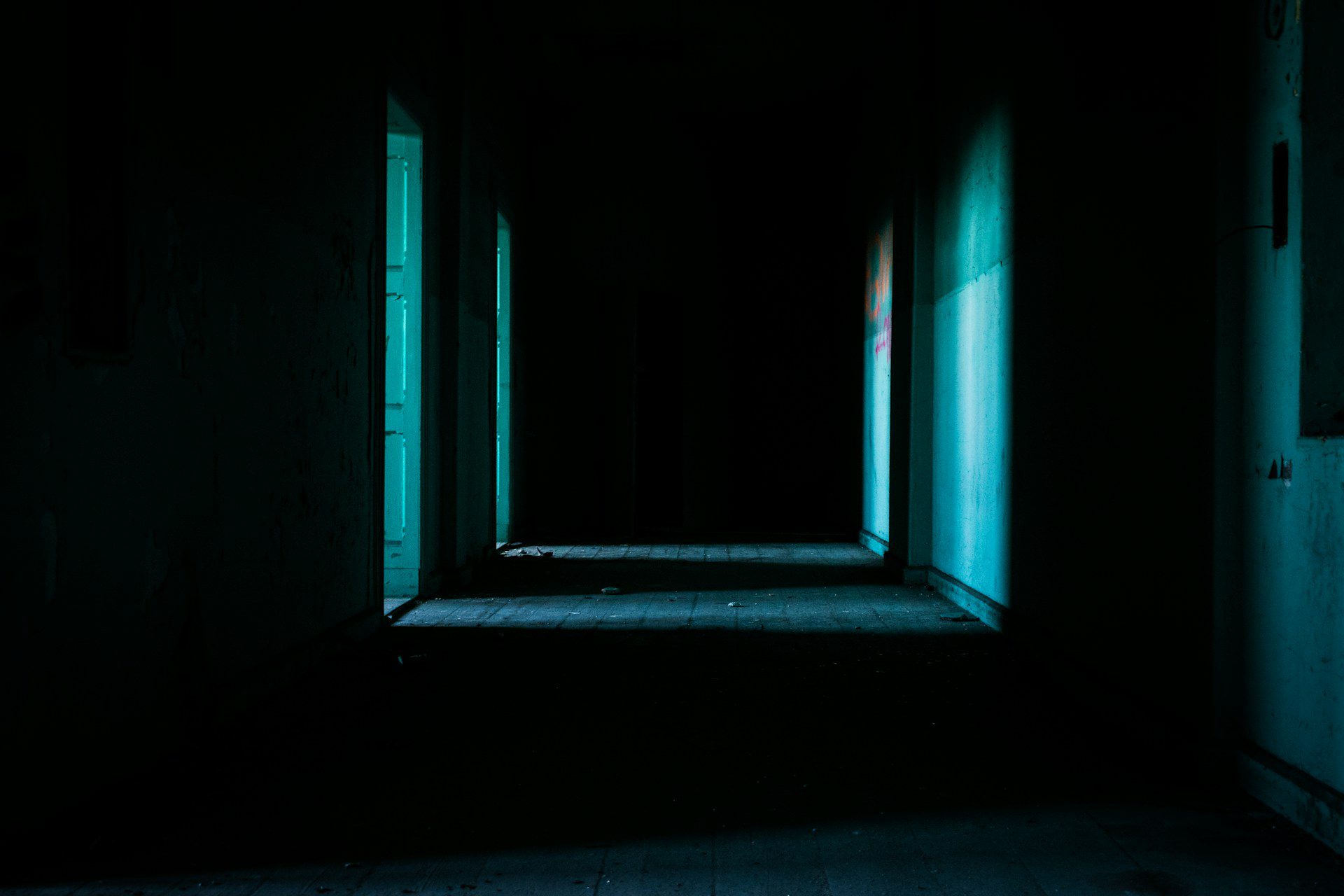 Abandoned spooky corridor - Photo by Kamil Feczko on Unsplash


